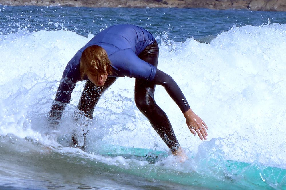 estudiante en la escuela de surf en cantabria 