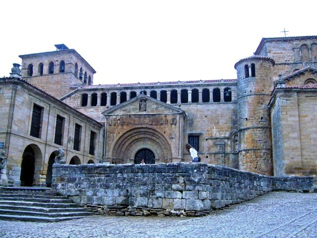 colegiata santillana del mar elementsurf surfcamp cantabria