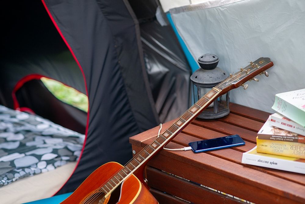 electricidad en la tienda de camping y surf