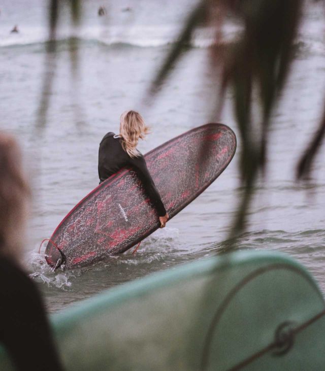 surfer longboard