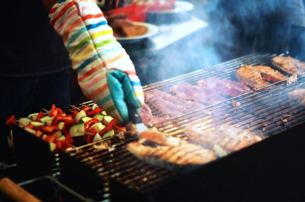 barbacoa de carne, pescado y verduras