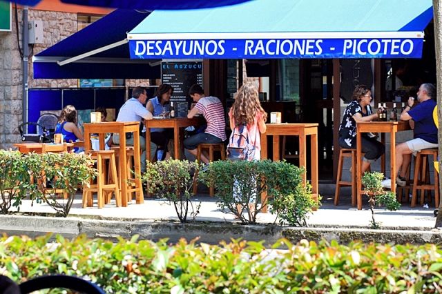 ambiente bar elementsurf surfcamp cantabria