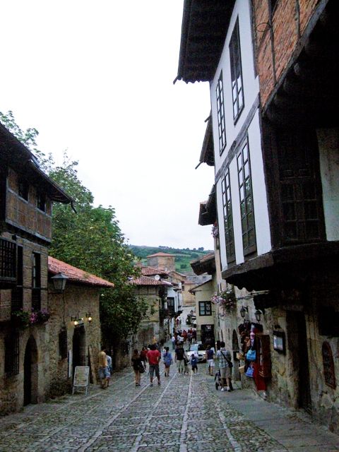 calles santillana del mar elementsurf surfcamp cantabria