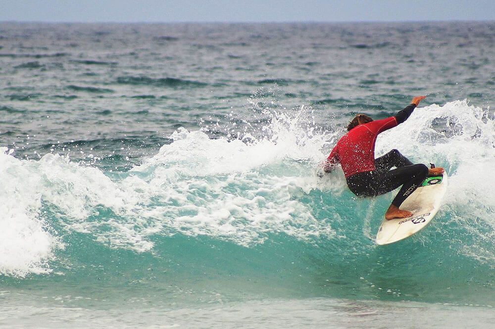 instructor de surf en accion surf camp cantabria