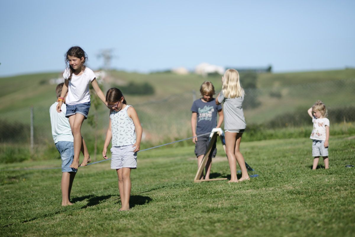 slackline niños jugando elementsurf surfcamp cantabria