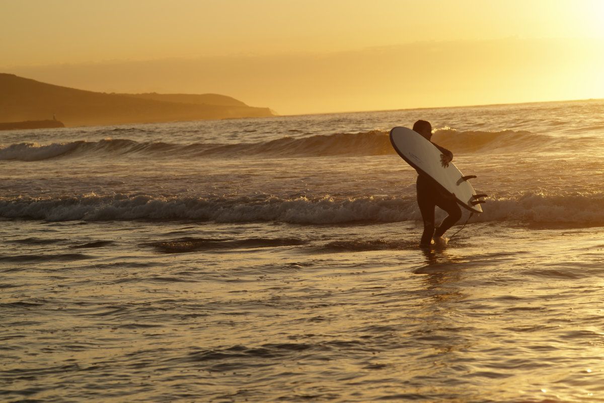 puesta de sol durante el curso de surf en playa de gerra