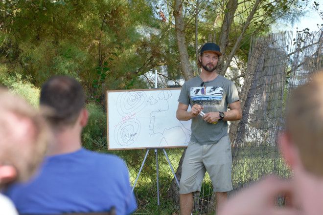 clases teóricas en la escuela de surf de elementsurf