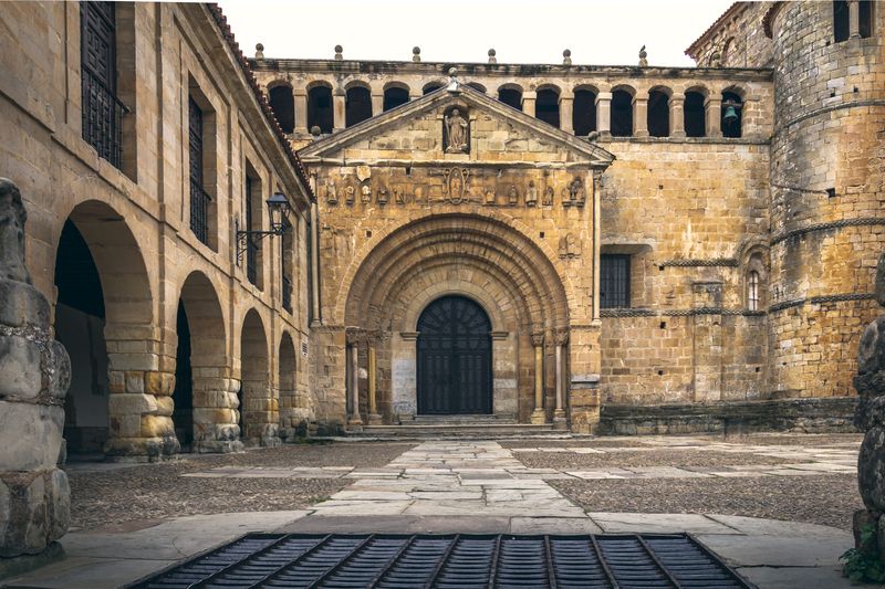 Santillana del Mar cerca de Cuevas del Altamira