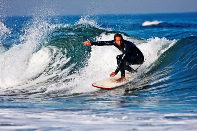 surfeando backside elementsurf surfcamp cantabria