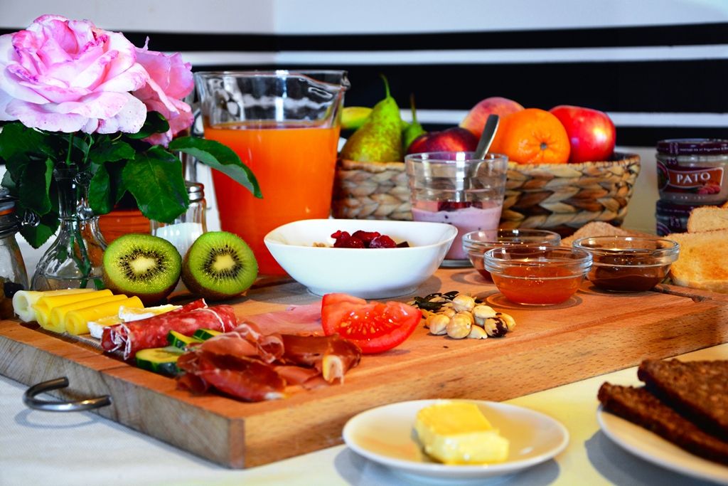 Desayuno buffet deluxe elementsurf surfcamp cantabria