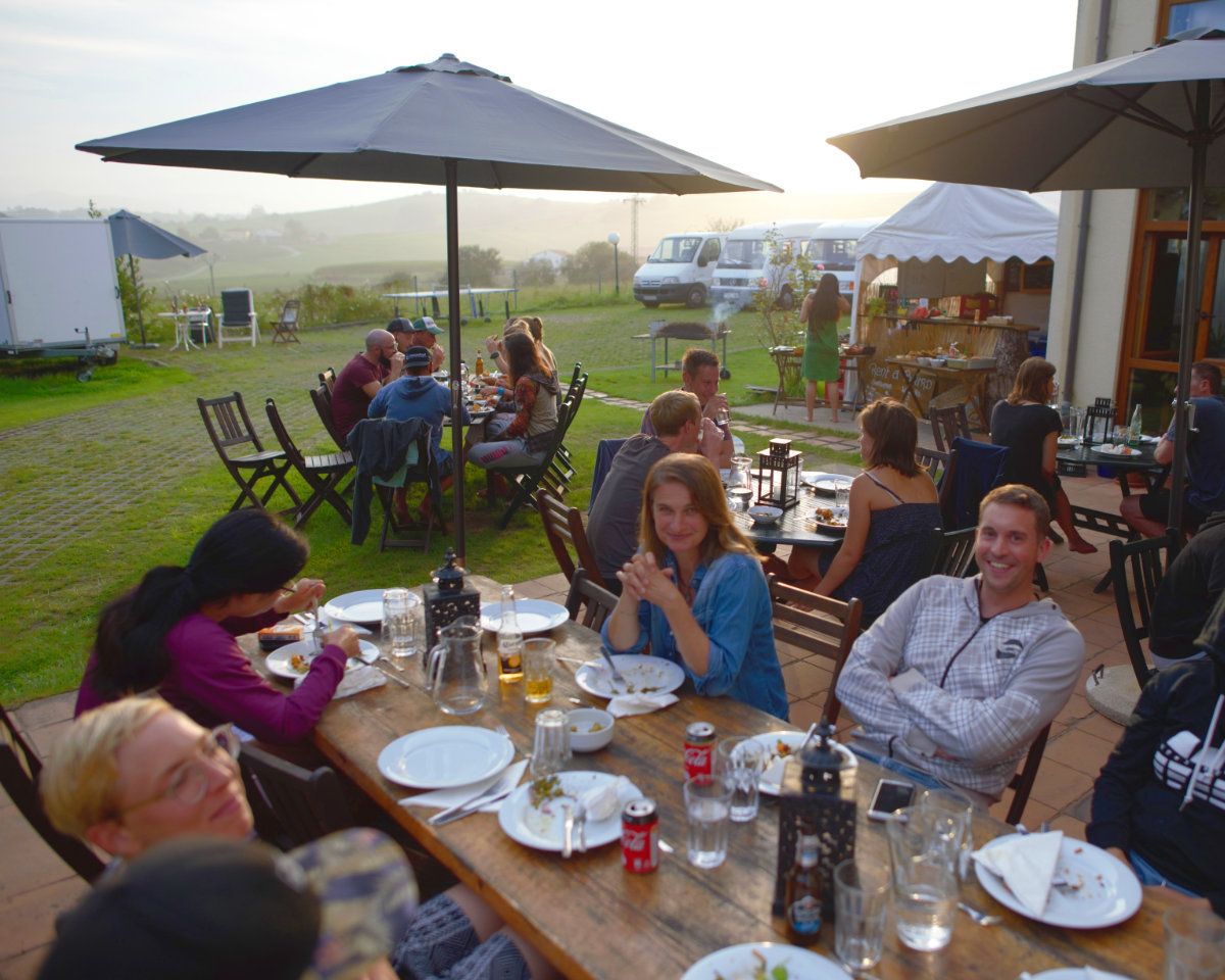 cena para surfistas en la terraza