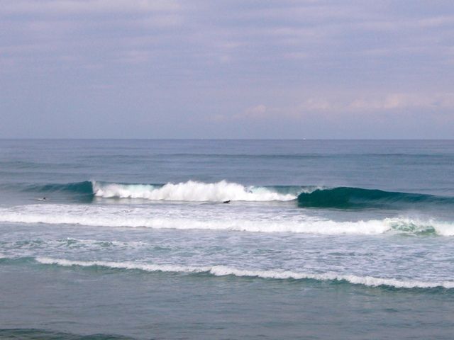 ola en playa de meron