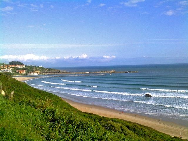 playa de meron con surf perfecta