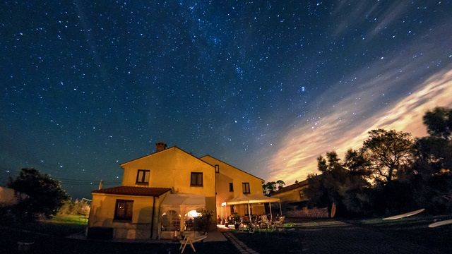 cielo estrellado en elementsurf surfcamp cantabria