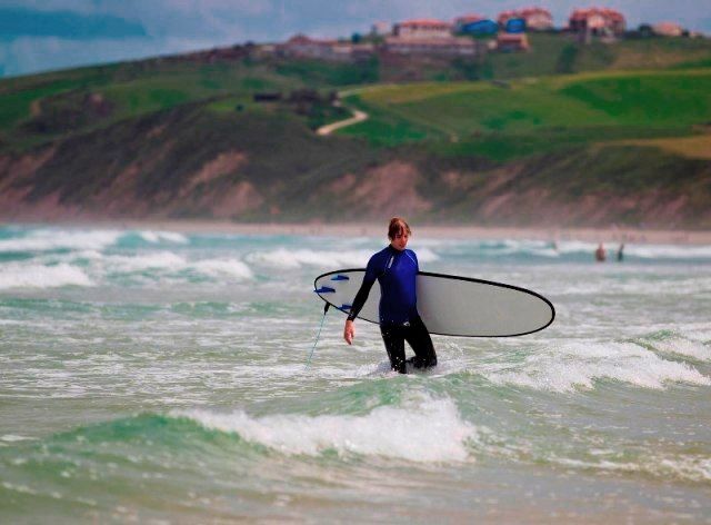 surf en playa de meron elementsurf surfcamp cantabria 